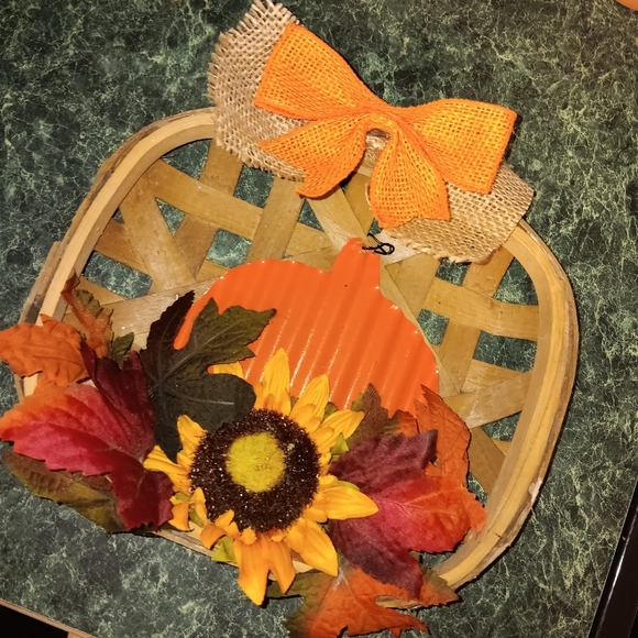 NEW FALL TOBACCO BASKET WITH PUMPKIN SUNFLOWER AND LEAVES WALL DECOR - Picture 3 of 7